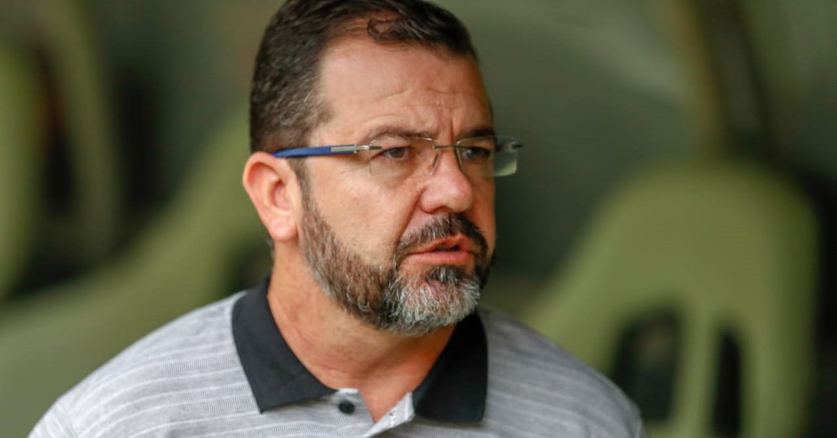 FECHADO - Após a derrota em casa para o Goiás, o Botafogo anunciou Enderson Moreira como seu novo treinador. Ele chega para substituir Marcelo Chamusca, que foi demitido após maus resultados.