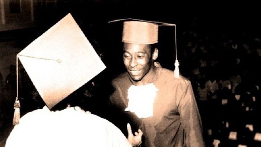 Pelé se formou em Educação Física na década de 1970.