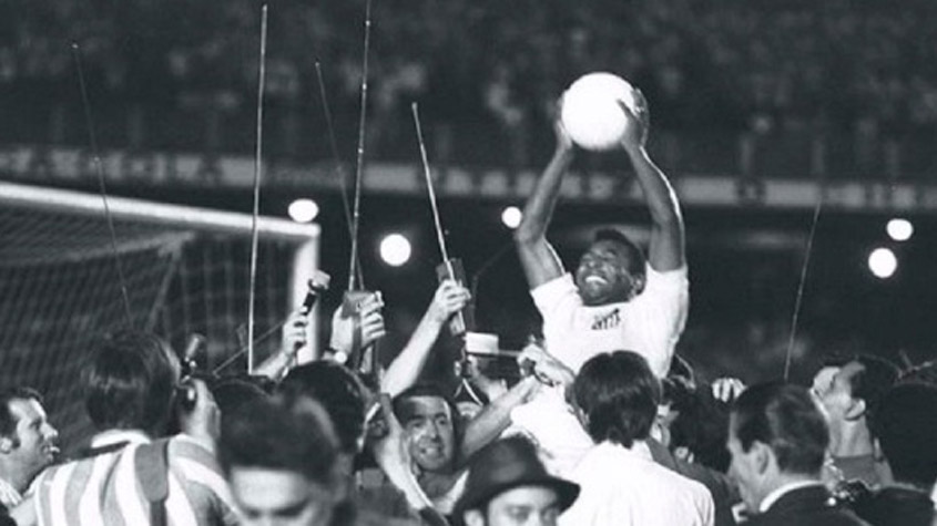 3 - Vasco 1x2 Santos (1969) - A partida entrou para a história por causa do milésimo gol do maior atleta do século, Pelé. De pênalti, o craque venceu o goleiro Andrada, se tornou o primeiro jogador brasileiro a marcar mil gols na carreira e se consagrou como o maior jogador de futebol de todos os tempos ao ser tricampeão mundial no ano seguinte.