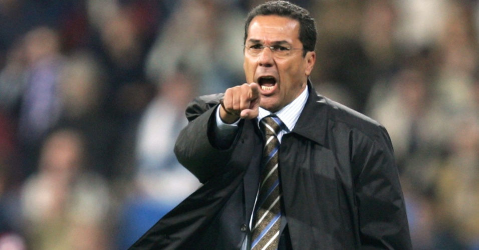 Luxemburgo também treinou o Santos e Flamengo três vezes. No Peixe, foi campeão paulista em 2006 e 2007, brasileiro em 2004 e do Torneio Rio-São Paulo em 1997. No Fla, levou a Copa Rio em 1991 e o Carioca em 2011