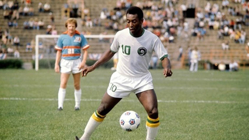 2º lugar: Pelé - Da aposentadoria para o NY Cosmos (1975) - Valor: gratuito - Após encerrar uma brilhante barreira defendendo o Santos e a Seleção Brasileira, Pelé retornou aos gramados para atuar nos Estados Unidos e deixar o mundo ver a sua magia por mais alguns anos.