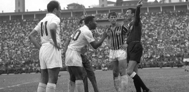 Pelé foi expulso em 13 jogos com a camisa do Santos.