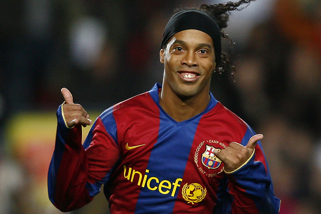 RONALDINHO GAÚCHO - O craque brasileiro fez história no Barcelona durante cinco temporadas. Mas foi dispensado de forma surpreendente na entrevista coletiva de apresentação do técnico Pep Guardiola. Joan Laporta, presidente do Barcelona, teria pretendido com isso afastar Messi da companhia de Ronaldinho, adepto da vida noturna.