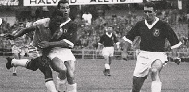 Pelé começou sua história na Seleção Brasileira em 1957 após um início avassalador no Santos. No ano seguinte, conquistou o mundo: marcou cinco gols e levou o título da Copa do Mundo da Suécia. Ele ainda ganharia os títulos mundiais dos anos de 1962 e 1970.