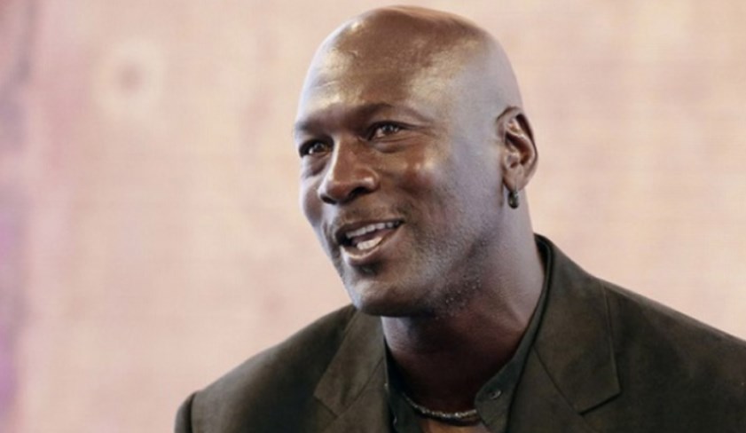 A lenda do basquete Michael Jordan expressou indignação com o episódio. O ex-jogador do Chicago Bulls afirmou nas redes sociais: “Estou profundamente triste, repleto de dor e com muita raiva. Vejo e sinto a dor, a indignação e a frustração de todos. Estou do lado daqueles que se opõem ao racismo e à violência arraigados contra pessoas de cor em nosso país. Basta".