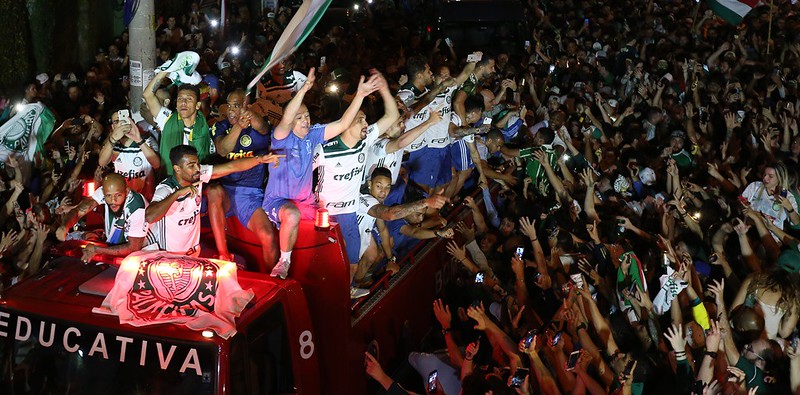 Aliás, em 2016 e 2018, com as conquistas do Campeonato Brasileiro, o então camisa 7, Dudu, provocou o time rival na festa do título, dizendo 'cheirinho é meu peru' em cima de trio elétrico.