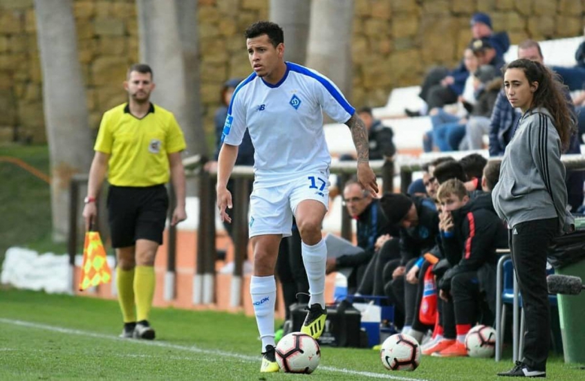 O plano A do Corinthians para a lateral esquerda era Sidcley, do Dinamo de Kiev, mas as condições impostas pelos ucranianos desanimaram a diretoria do Corinthians e deixaram o negócio distante - ainda mais com a oportunidade de ter Dodô por um valor considerado baixo. O Dinamo quer vender Sidcley por ao menos 5 milhões de euros (R$ 22,5 milhões), algo que o Timão não aceita. O clube paulista até toparia um empréstimo, mas não gostaria de pagar por ele, outra alternativa levantada pelo Dinamo. 