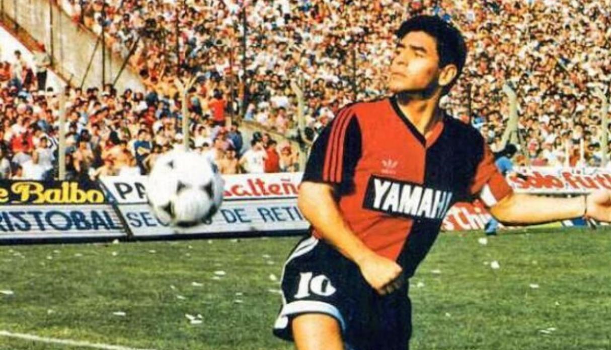 A figura controversa de Diego Maradona dividiu opiniões pelo mundo. Em 1994, irritado com a presença de jornalistas de plantão em frente à sua mansão, o argentino disparou tiros contra os profissionais, usando uma espingarda de ar comprimido. Foi condenado a dois anos de prisão, mas pagou o valor da fiança. 