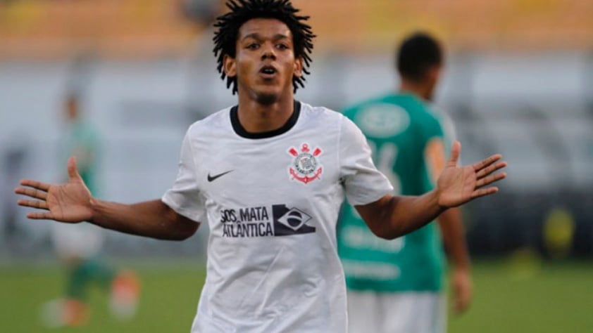 ROMARINHO - Atacante - 32 anos atualmente - reserva na campanha do Mundial - O atacante defendeu o Timão em 2014. Após a passagem pelo Corinthians, Romarinho defendeu o Al Jazira-UAE e hoje atua no Al-Ittihad-SAU.