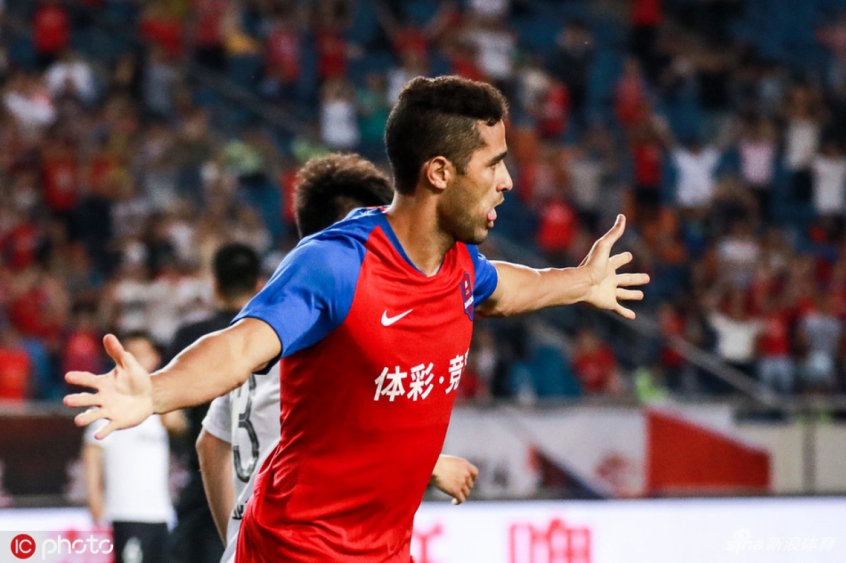 Alan Kardec - Atacante brasileiro de 33 anos - O centroavante rescindiu seu contrato com o Shenzhen FC por justa causa e está livre no mercado. O atacante ficou sem receber o salário nos últimos cinco meses e foi possibilitado de romper o vínculo. A princípio, Kardec só poderia ser inscrito por um clube brasileiro a partir de 18 de julho, início da próxima janela, mas o atacante pretende entrar com uma ação na Fifa por conta dos descumprimentos do Shenznen FC. Em caso de vitória na Fifa, Kardec teria liberação imediata para jogar.