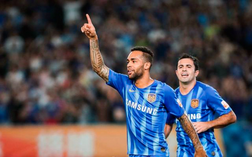 O atacante Alex Teixeira, de 29 anos tem acordo com o Jiangsu Suning até dezembro de 2020. Em 2019, o site Finance Football publicou que ele recebe cerca de R$ 43,7 milhões/ano, algo em torno de 3,5 milhões de reais por mês.