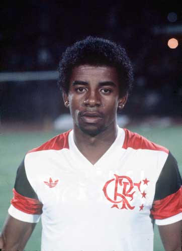 Andrade - Tem uma bela carreira no Flamengo, sobretudo na década de 1980, participando do timaço ao lado de Zico e Adílio, campeões mundiais, Participou de amistosos da Seleção Brasileira, disputou os Jogos Olímpicos de Seul, mas jamais entrou em campo numa Copa do Mundo. No torneio olímpico, ficou com medalha de prata, mas serviu de influências para uma geração na qual despontavam Romário, Bebeto, Jorginho, Taffarel…