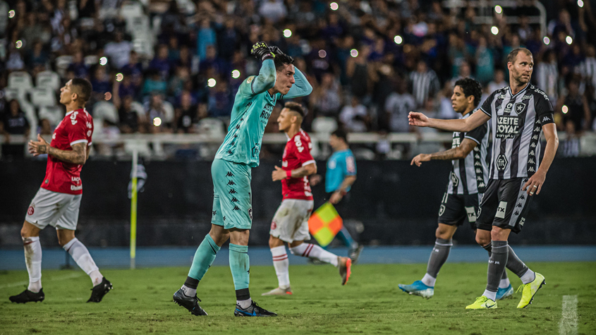 O Botafogo foi derrotado pelo Internacional, na noite deste sábado, no Estádio Nilton Santos, por 1 a 0. O goleiro Gatito, que costuma salvar o Alvinegro, falhou feio em um chute fraco de Guerrero. Confira as notas do LANCE! (Por Gabriel Grey - gabrielgrey@lancenet.com.br)