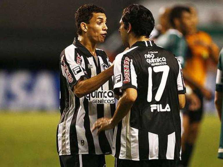 Caio e Herrera, do Botafogo, trocaram empurrões durante o jogo com o Goiás em 2010 e receberam cartão vermelho. Após prender demais a bola e desperdiçar um contra-ataque, o jovem levou uma bronca do argentino e respondeu empurrando o colega.