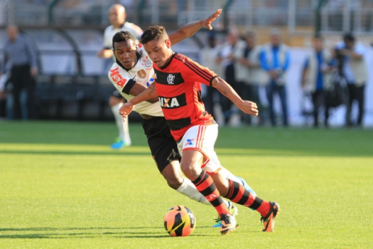 Carlos Eduardo: o meio-campista teve dificuldades para se firmar no clube e por lá jogou apenas duas temporadas. Após sua saída, chegou a dizer que "ninguém mais vai querer jogar no Flamengo". Entretanto, foi titular no jogo do título.