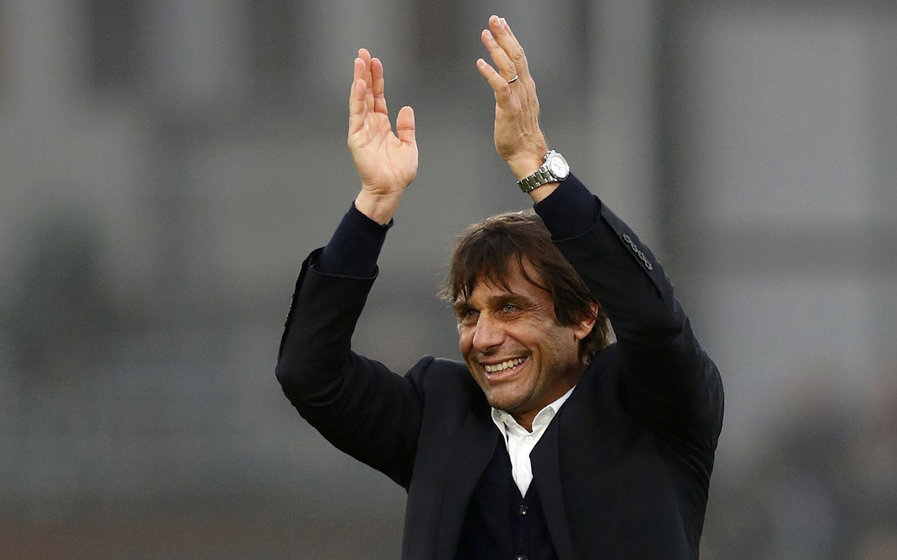 FECHADO - Antonio Conte seguirá como treinador da Inter de Milão. Em nota oficial, o clube italiano classificou a reunião como "construtiva" e garantiu que "em nome da continuidade e compartilhamento de estratégias", o comandante será mantido no cargo.