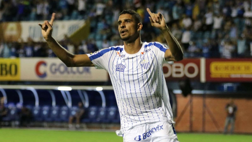 FECHADO - Nesta sexta-feira, o Avaí confirmou a saída do atacante Daniel Amorim. Sem espaço com Geninho e pouco amado pelo torcedor, as duas partes entraram em acordo e o atleta foi seguir a sua carreira no CRB.