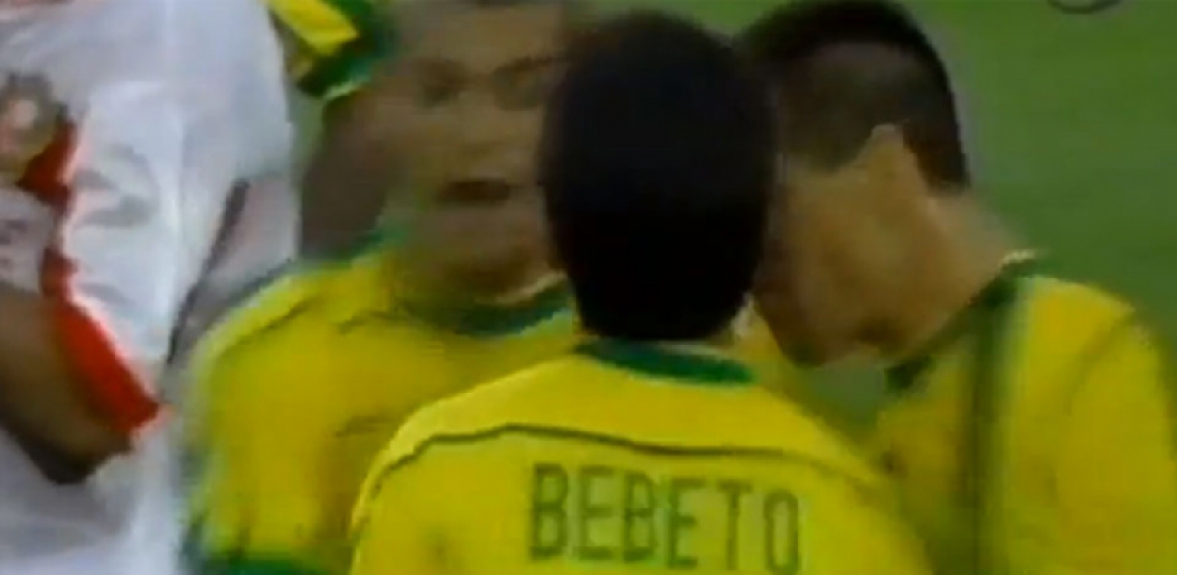Na Copa de 1998, durante a vitória do Brasil contra Marrocos, Dunga ficou furioso porque Bebeto não voltou para marcar e quase atingiu o atacante com uma cabeçada dentro do campo. Depois do jogo, o atacante nem apareceu para dar entrevista.