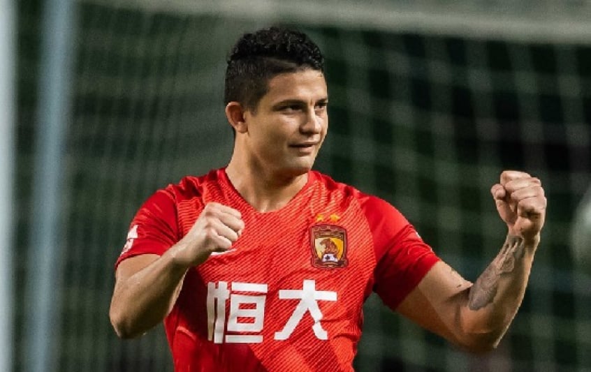 O atacante Elkeson, que tem 30 anos, está no Guangzhou e tem contrato com a equipe até junho de 2023. Ele recebe cerca de R$ 54 milhões por ano, cerca de 4,5 milhões de reais por mês.