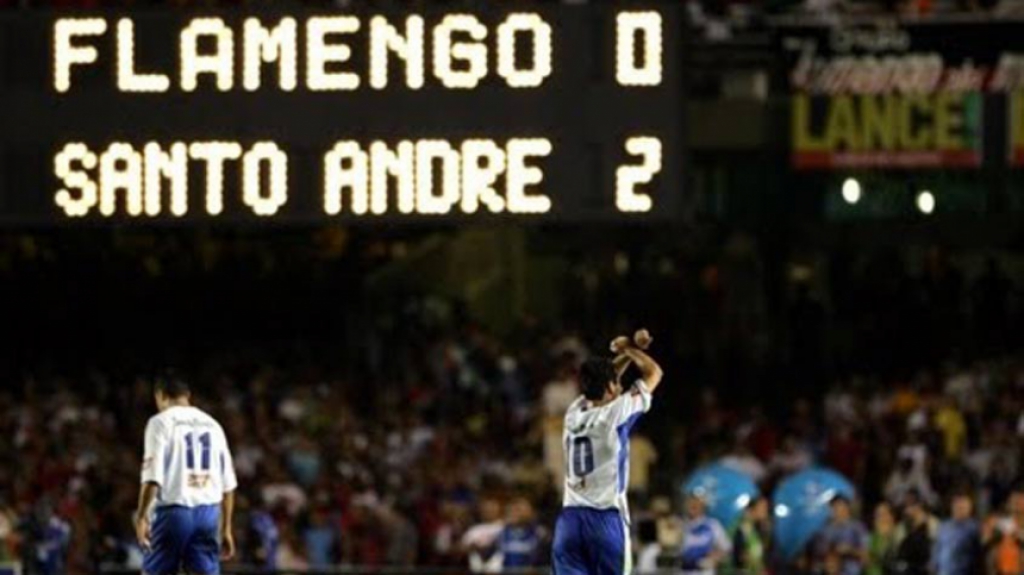 O ano de 2004 foi surpreendente na Copa do Brasil. Flamengo e Santo André disputaram a final do mata-mata nacional. Na ida, no Parque Antarctica, empate por 2 a 2. Jà na volta, em pleno Maracanã, o Ramalhão surpreendeu e venceu o Rubro-Negro por 2 a 0, conquistando a competição.