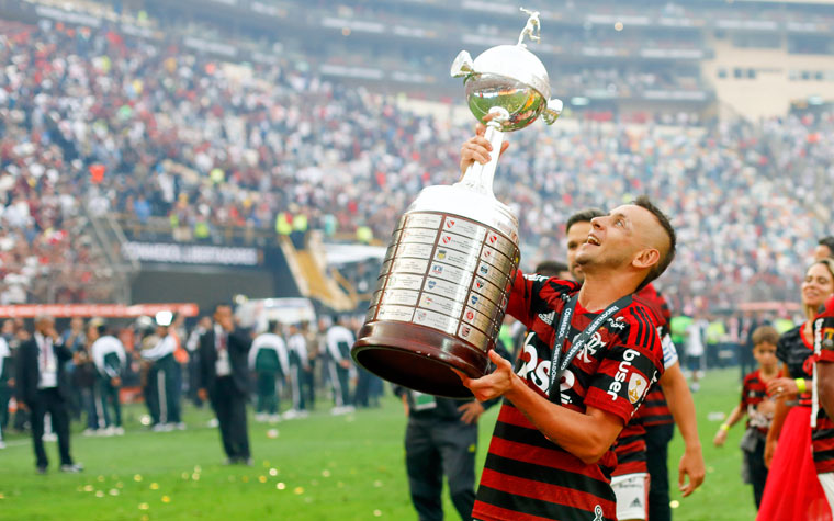 Rafinha - Campeão da Libertadores pelo Flamengo (2019) e campeão da Liga dos Campeões pelo Bayern de Munique (2012/2013)