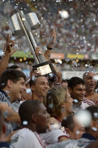 O Fluminense foi campeão em São Paulo, mas levantou a taça no jogo contra o Cruzeiro, no Engenhão - hoje conhecido como Nilton Santos. Nem a derrota por 2 a 0 desanimou a festa dos tricolores.