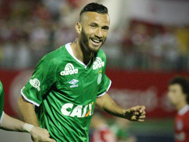 LEANDRO BANANA - (Ex-Palmeiras) Leandro Marcos Pereira é centroavante e ganhou o apelido quando jogava na Ferroviária. Alcançou destaque na Chapecoense, Palmeiras. Atualmente está no Matsumoto Yamaga.
