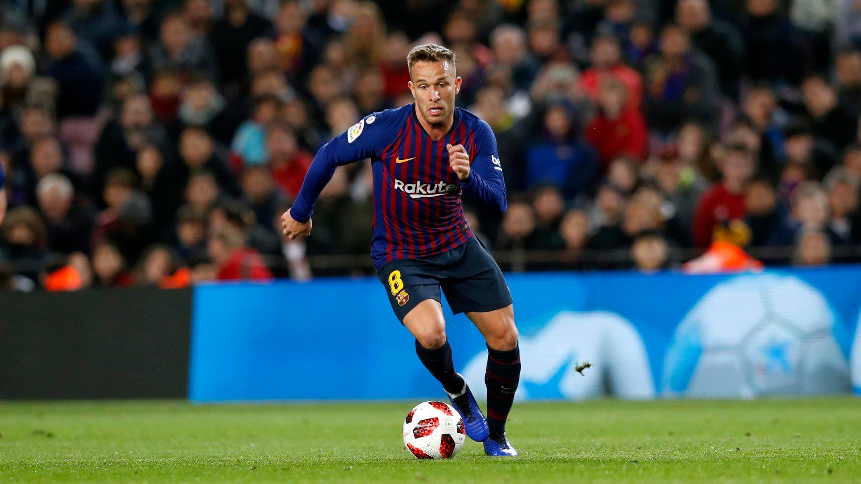 FECHADO - Após longa negociação, Arthur é oficialmente jogador da Juventus. O Barcelona confirmou em nota oficial que chegou a um acordo com os italianos pelo brasileiro. Os catalães receberão 72 milhões de euros (cerca de R$ 440 milhões), além de 10 milhões de euros (aproximadamente R$ 61 milhões) em variáveis. 