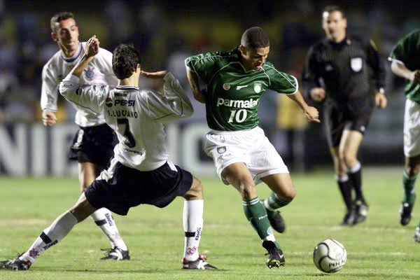 Copa Libertadores 2000 - Corinthians x Palmeiras: considerado um dos maiores embates entre brasileiros na Libertadores, Palmeiras e Corinthians colocaram a rivalidade em campo nas semifinais. O Verdão sonhava com o bicampeonato, enquanto o Timão buscava o título inédito. Na ida, 4 a 3 para o Corinthians.