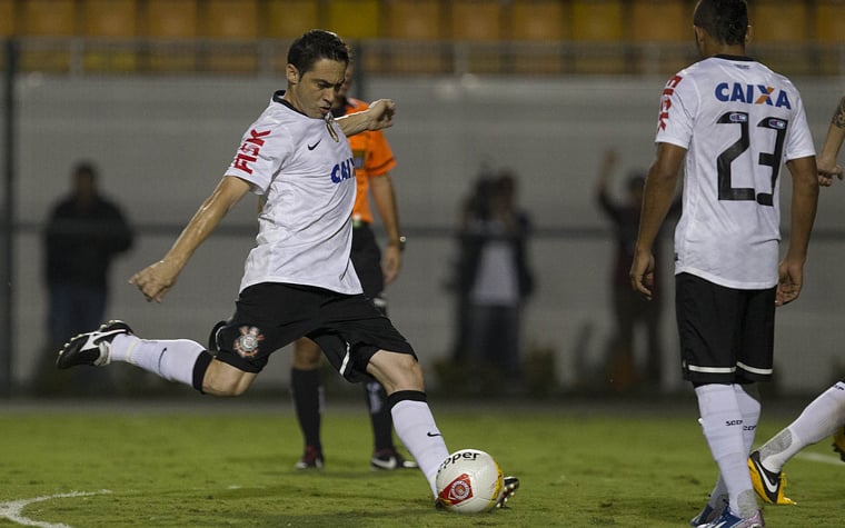 Quem está com a oitava posição é o zagueiro Chicão. Cobrador de pênaltis e faltas na sua passagem pelo Corinthians, entre 2008 e 2013, ele fez incríveis 42 gols.