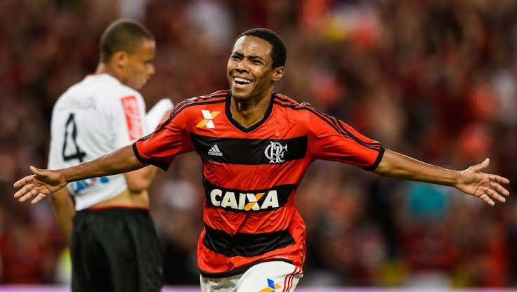Elias - Um dos principais nomes do elenco campeão, o meia ainda teve passagens por Sporting, Corinthians e Atlético-MG antes de chegar ao Bahia, em setembro deste ano.