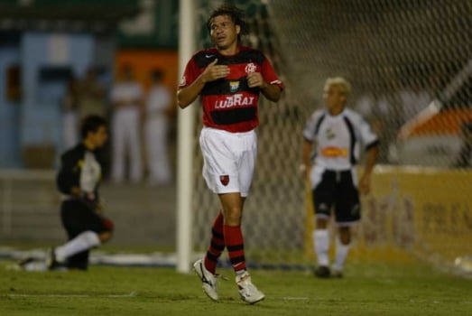 LUIZÃO - O atacante deixou o São Paulo pouco depois da Libertadores, indo para o Japão. Ainda atuou por clubes grandes, como Santos e Flamengo, antes de se aposentar em 2009. Aos 44 anos, agencia jogadores e também tem participações como comentarista na ESPN.