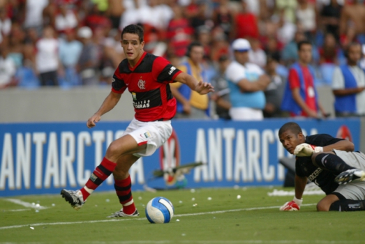 Marcos Braz, vice-presidente de futebol do Flamengo, negou as negociações por um lateral-direito e pelo meia Renato Augusto.