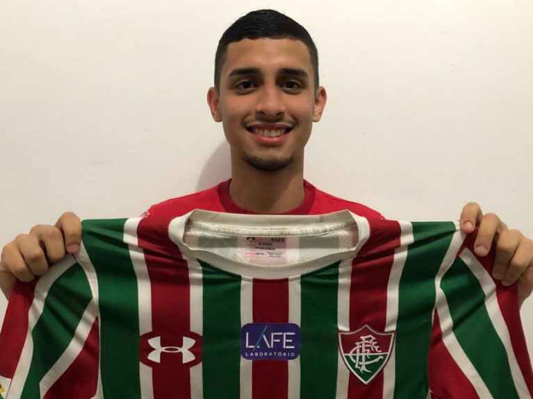 ESQUENTOU -  Depois de acertar o retorno do atacante Yony González, o Fluminense também chegou a um acordo com o meia Danielzinho, do Bahia, para reforçar sua equipe. O jogador já trabalhou com Fernando Diniz em 2019, no próprio Tricolor carioca (foto), e a chegada do jogador tem o aval do técnico. Danielzinho tem contrato com o Bahia até o fim do ano e pode assinar um pré-contrato com qualquer equipe, mas há uma negociação em curso para que haja a liberação antecipada do atleta de forma amigável. 