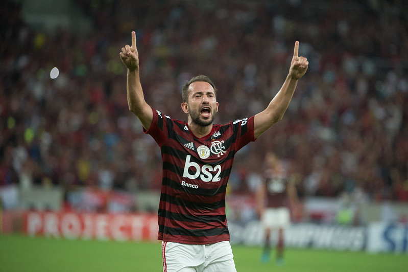 Everton Ribeiro - O meia disputou três Copas Libertadores na carreira. 2014 pelo Cruzeiro, 18 e 19 com a camisa do Flamengo.