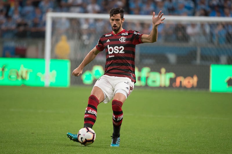 Pablo Marí chegou em 2019 ao Flamengo e fez parte da equipe espetacular que venceu o Brasileirão e a Libertadores. Um dos principais destaques do Rubro-Negro, o zagueiro espanhol foi emprestado ao Arsenal, da Inglaterra, no início de 2020 e comprado pelos próprios Gunners seis meses depois. No momento está emprestado à Udinese, da Itália.