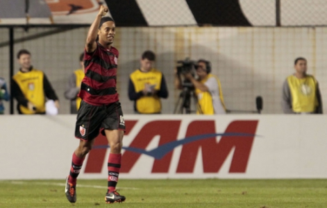 Em 2011, ainda jogador do Milan, Ronaldinho Gaúcho abriu a possibilidade de voltar a atuar no Brasil. Surgiram dois nomes: Palmeiras e Grêmio. O clube paulista disse ter atendido às exigências do empresário do jogador, como o salário de R$ 1,3 milhão, e confirmou que “só faltava assinar”. No entanto, nos 45 do segundo tempo, uma proposta do Flamengo melou tudo e levou o Mago para a Gávea.