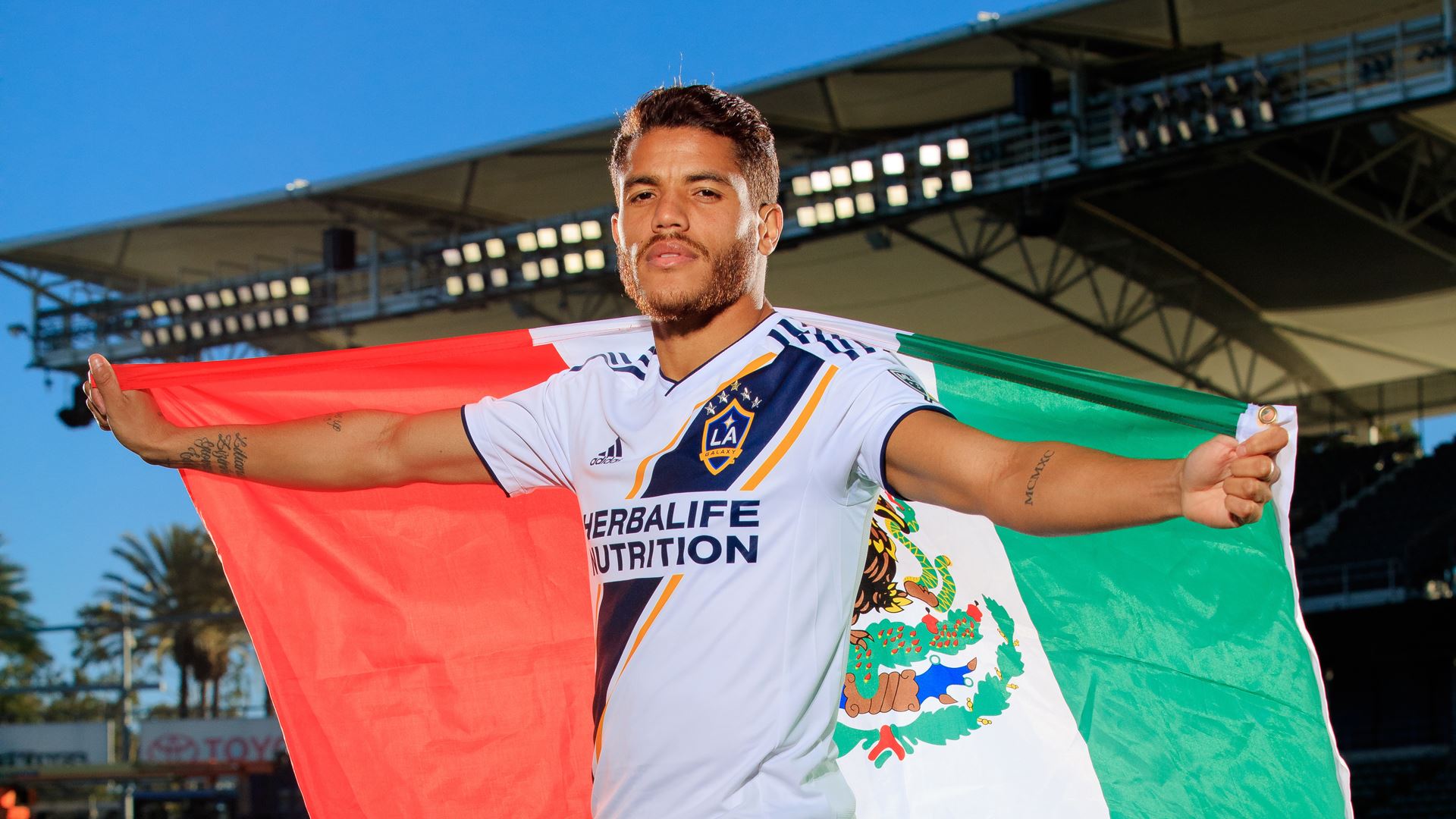 ESQUENTOU - De acordo com o site Pasion Futbol, o volante Jonathan dos Santos, do LA Galaxy, desperta o interesse do América-MEX e a transferência pode ser concretizada no término do ano.