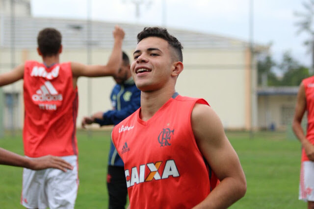 FECHADO - O Flamengo tem aproveitado o mês de outubro para renovar contrato de jovens promissores de suas divisões de base. Desta vez, mais precisamente na tarde desta terça-feira, foi a vez de Daniel Cabral estender o vínculo com o clube, agora válido até outubro de 2025 - o anterior expirava em maio de 2021.