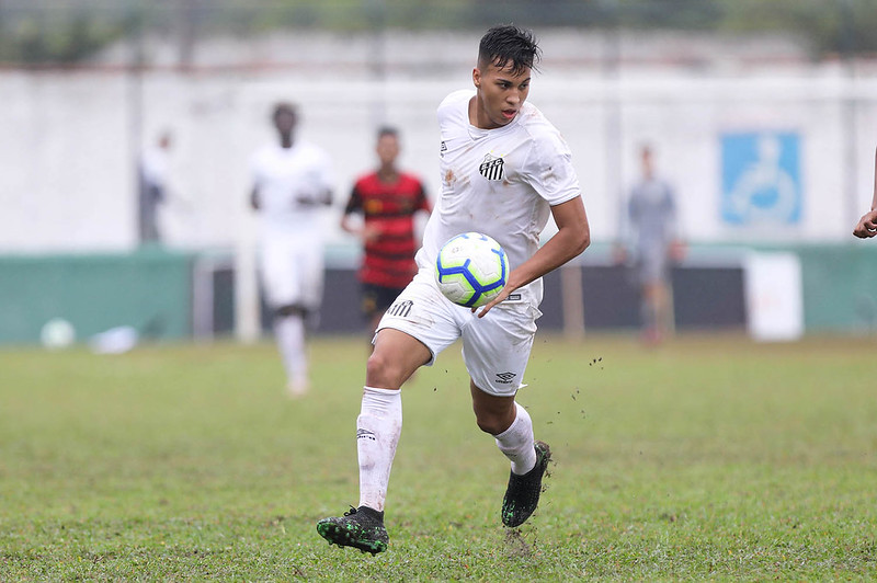 Quem vem aparecendo cada vez mais no time do Santos é Kaio Jorge, atacante de 18 anos. Já fez 15 jogos no profissional do Santos, e marcou um gol. Tem contrato até 2022 e multa de 50 milhões de euros (cerca de R$ 300 milhões).