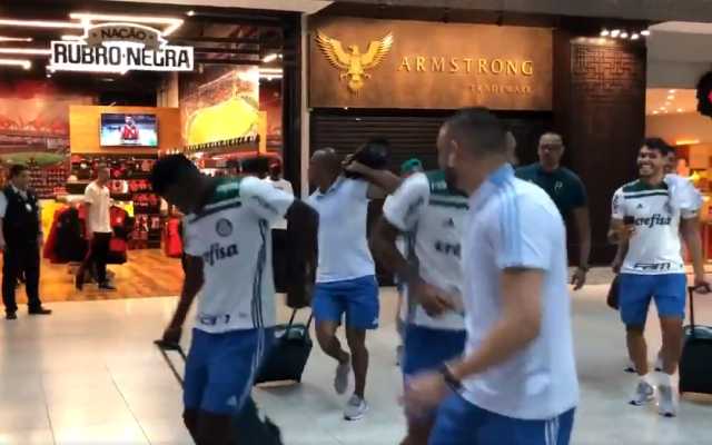 O Palmeiras garantiu o Brasileiro de 2018 ao vencer o Vasco no Rio de Janeiro e, no aeroporto carioca, os jogadores provocaram em frente a uma loja oficial do Flamengo. O goleiro Jailson se aproximou com aparelho tocando o funk do título, Borja gritou 'cheirinho' e Diogo Barbosa colocou a mão no nariz.