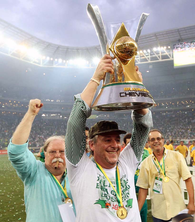 Palmeiras e Flamengo brigavam pelo título brasileiro de 2016 e o empate por 1 a 1, no Allianz Parque, em 14 de setembro, teve polêmica. Presidente do Verdão, Paulo Nobre exigiu a expulsão de um flamenguista em camarote - por decisão do STJD, era torcida única alviverde. E Eduardo Bandeira de Mello, presidente rubro-negro, bateu boca com torcedores palmeirenses.