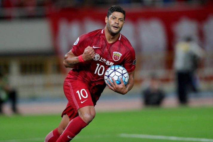 Mantendo a forma física no Palmeiras, o atacante Hulk, de 33 anos, do Shanghai SIPG, tem contrato até o final de 2020. Ele recebe cerca de 23,4 milhões de euros (quase R$ 123 milhões) por ano, o que representa mais de R$ 10 milhões por mês. 