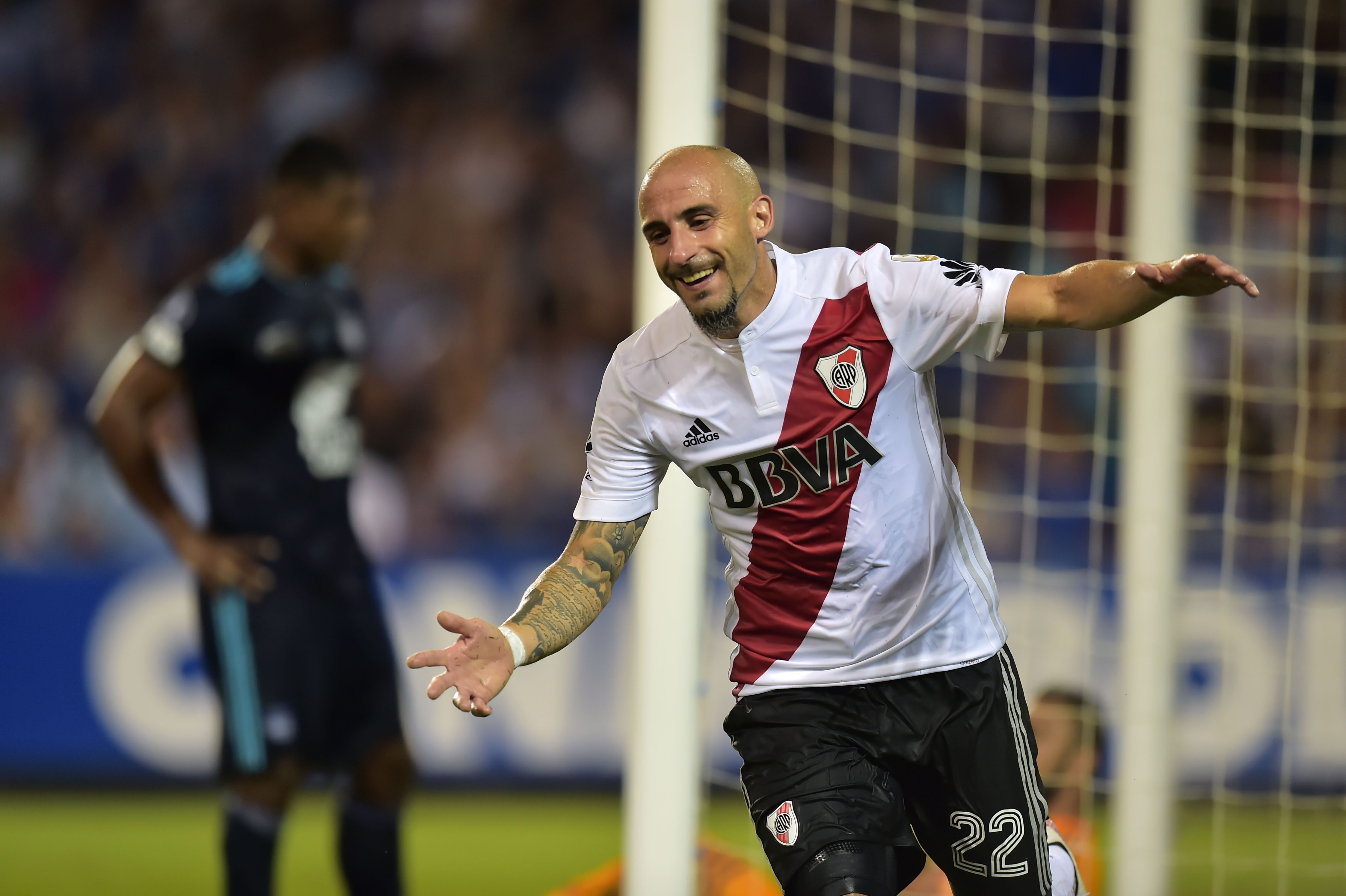 ESQUENTOU - Enquanto o River Plate ainda sonha com o título do Campeonato Argentino, duas referências no elenco ainda analisam o que será do seu futuro. E se depender do clube Leonardo Ponzio e Javier Pinola darão continuidade na carreira pelos Millonarios. mas não como jogadores. De acordo com a jornalista Marcela Brachetti, no Twitter, Ponzio e Pinola já conversaram com o River e continuarão no clube. Assim, o anúncio tomou conta da rede, afinal os torcedores pediam a continuidade dos capitães no clube. Contudo, ainda não se sabe qual será o cargo dos jogadores.