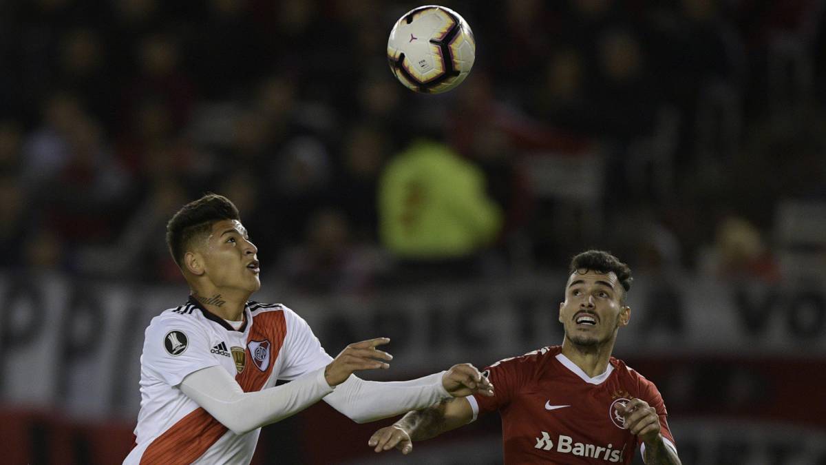 MORNO - Juventus e Fiorentina estão interessados na contratação do meia Jorge Carrascal, do River Plate. A diretoria argentina espera lucrar com a venda do jovem atleta,