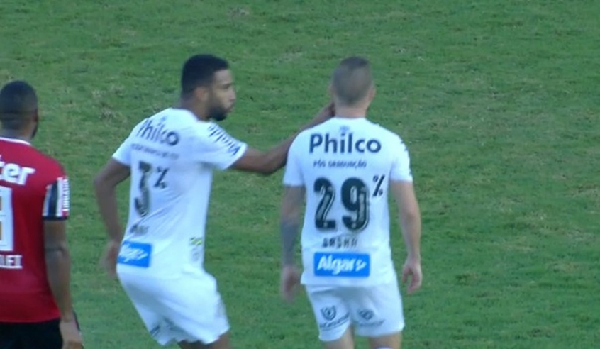 O atacante Eduardo Sasha brigou com o lateral Jorge, com direito a dedo na cara, no empate do Santos contra o São Paulo, em 1 a 1, pela 33ª rodada do Brasileirão 2019. O atacante ainda afirmou ter perdido o respeito pelo companheiro de defesa.