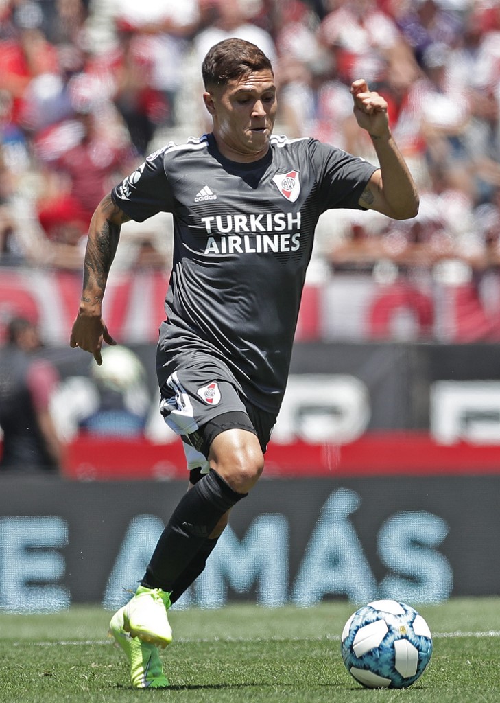 Colombiano de 29 anos, o meia Juan Quintero já tem o seu nome escrito na história do River, mas retorna ao clube após um ano no futebol chinês. O atleta foi campeão da Libertadores 2018 com os Millonarios e já atuou em grandes equipes como Porto e Pescara na Europa.