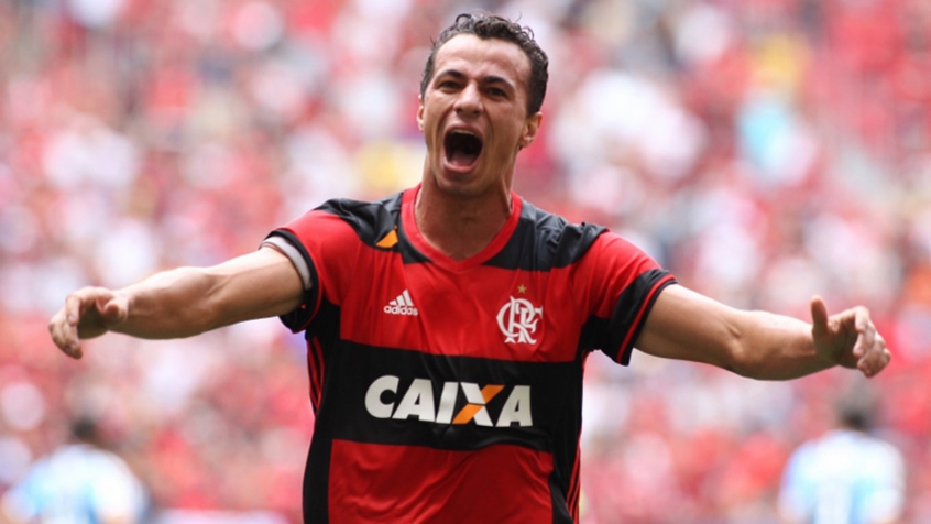 O Vasco chegou a abrir conversas com o empresário de Leandro Damião para contar com o atacante em 2017. No entanto, ele aceitou sua ida para o Flamengo.