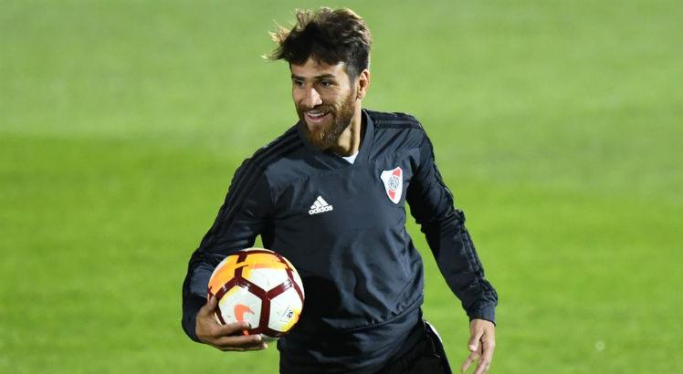 ESQUENTOU - Mirando seus compromissos na atual temporada, a direção do River Plate segue sem definir as situações de alguns atletas que encerram seus contratos em dezembro. Com isso, segundo Maximiliano Grillo, em informações a TNT Sports Continental, o goleiro Germán Lux tem analisado a possibilidade de aposentar-se em dezembro.  O atleta, por sua vez, não tem tido muitas oportunidades. Outro nome que também poderá encerrar sua carreira é Leonardo Ponzio.