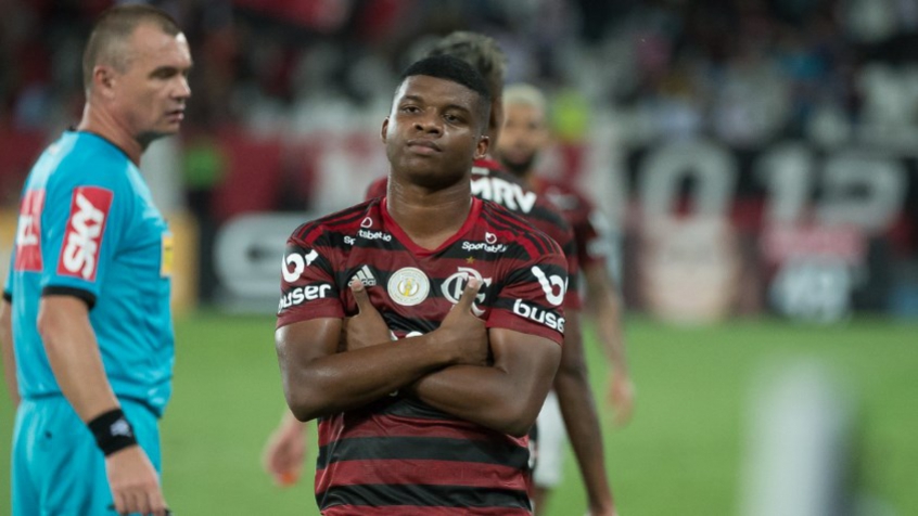 ESQUENTOU - O atacante Lincoln pode estar de saída do Flamengo. O clube recebeu uma proposta do Pafos, do Chipre, de 4 milhões de dólares (cerca de R$ 20,5 milhões) por 75% dos direitos econômicos do jovem e deu sinal positivo para o prosseguimento da negociação.